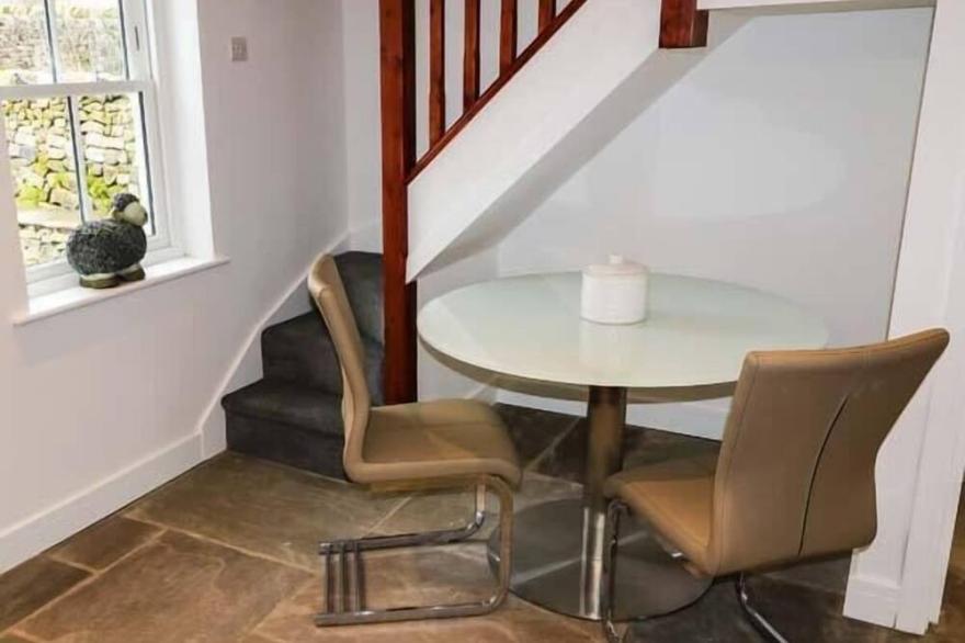 1 PRIMITIVE CROFT, pet friendly, with open fire in Chelmorton