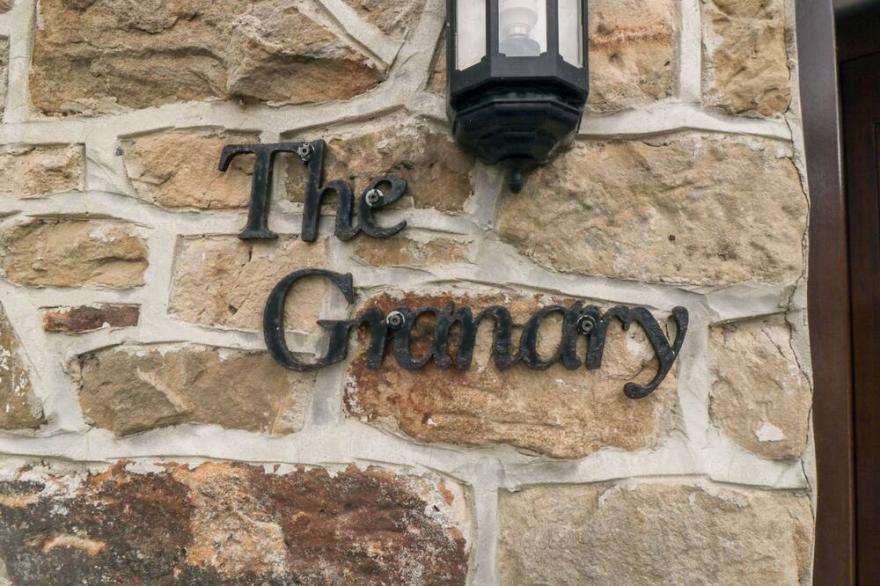 THE GRANARY COTTAGE, pet friendly, with a garden in Lingdale
