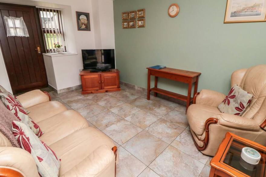 THE GRANARY COTTAGE, pet friendly, with a garden in Lingdale