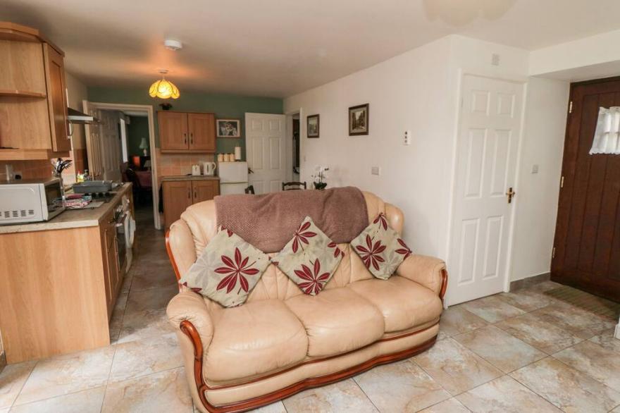 THE GRANARY COTTAGE, pet friendly, with a garden in Lingdale