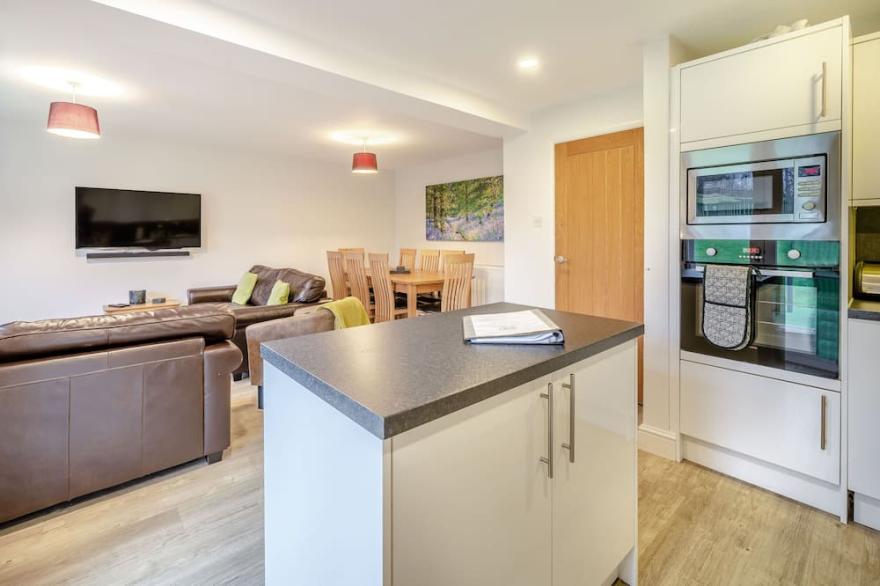 YEW - WOODLAND COTTAGES, family friendly in Bowness-On-Windermere