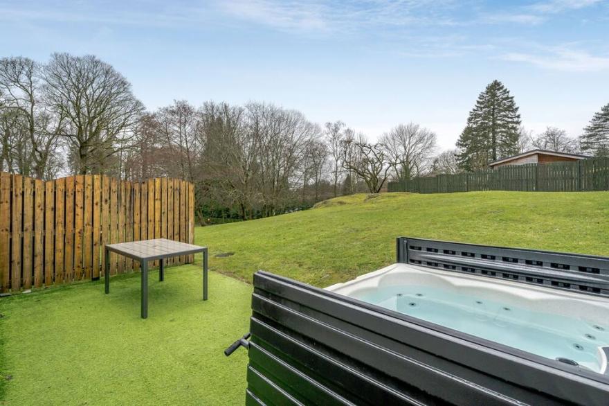 YEW - WOODLAND COTTAGES, family friendly in Bowness-On-Windermere