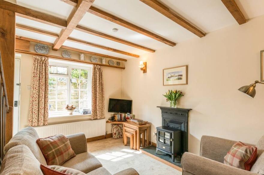 OLD TOWN COTTAGE, romantic, character holiday cottage in Ludlow