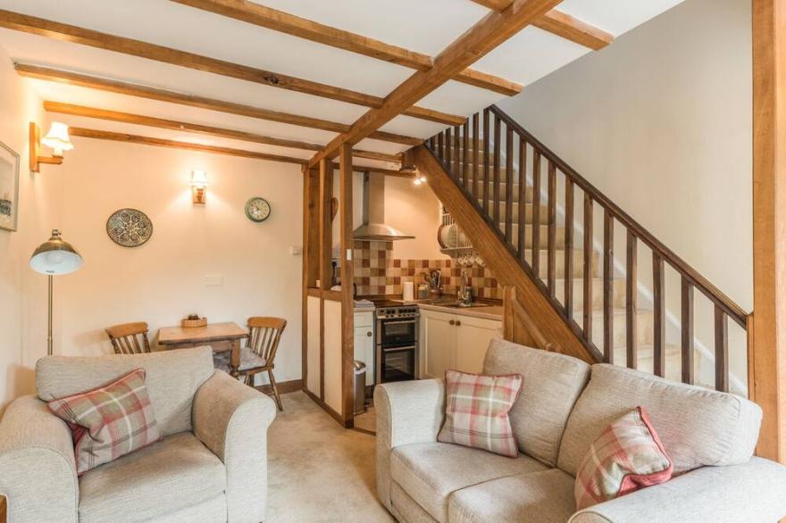OLD TOWN COTTAGE, romantic, character holiday cottage in Ludlow