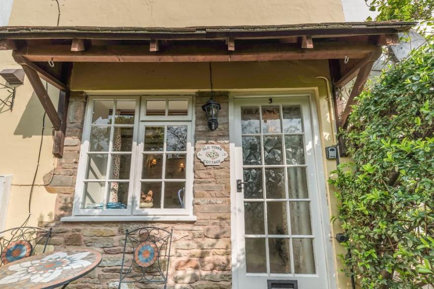 OLD TOWN COTTAGE, romantic, character holiday cottage in Ludlow