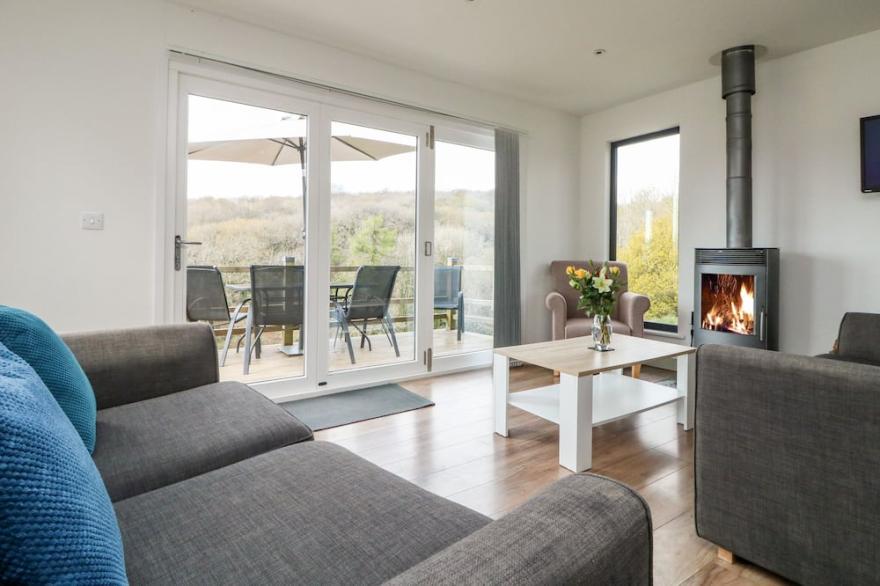 OAKWOOD, family friendly, with hot tub in Lostwithiel