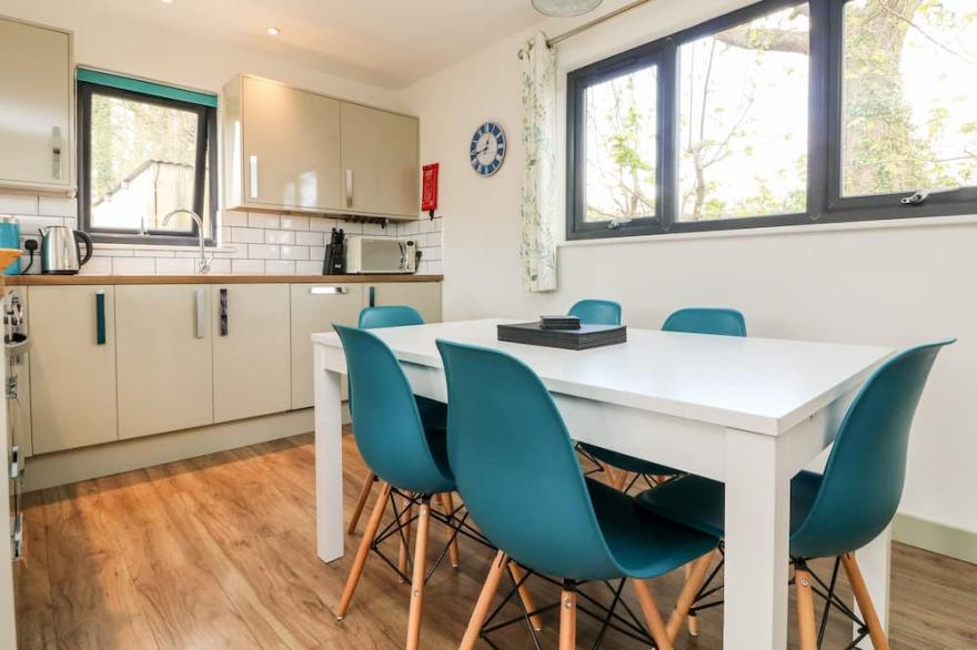 OAKWOOD, family friendly, with hot tub in Lostwithiel