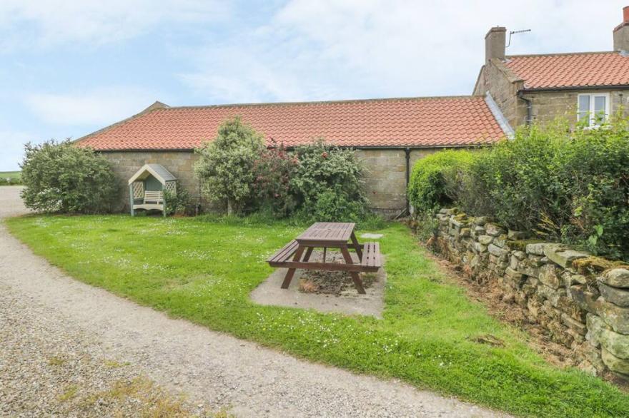 ABBEY VIEW COTTAGE, pet friendly, with a garden in Robin Hood’s Bay