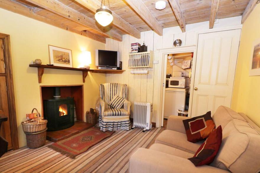 WAYCOT COTTAGE, pet friendly, character holiday cottage in Staithes
