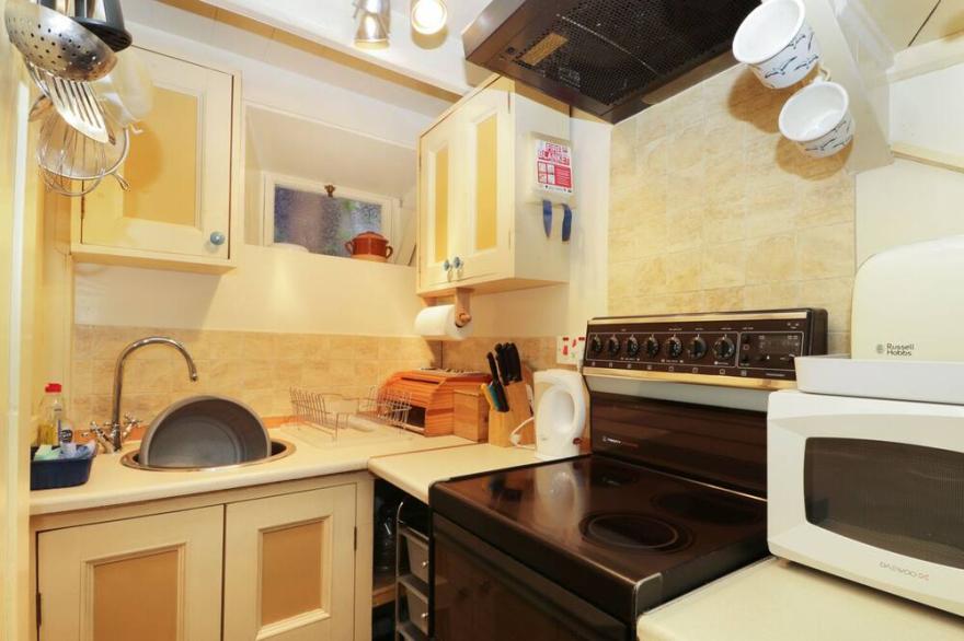 WAYCOT COTTAGE, pet friendly, character holiday cottage in Staithes