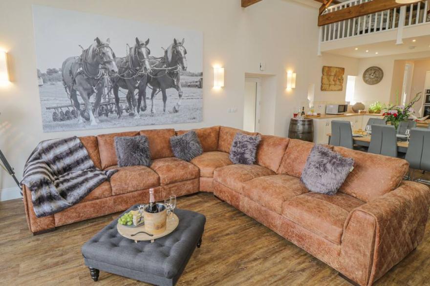 THE BYRE, pet friendly, luxury holiday cottage in Whitby