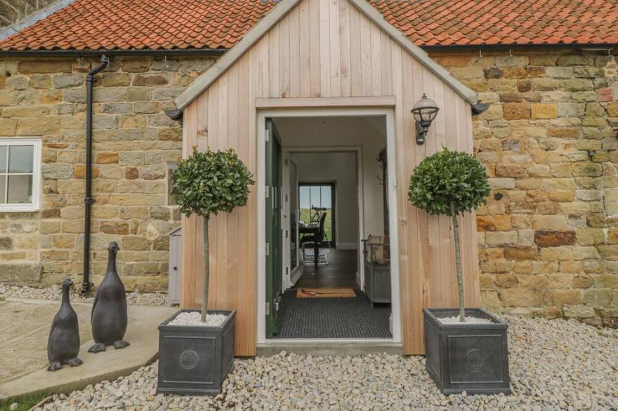 THE BYRE, pet friendly, luxury holiday cottage in Whitby