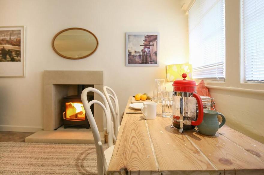 10 GEORGE YARD, romantic, character holiday cottage in Burford