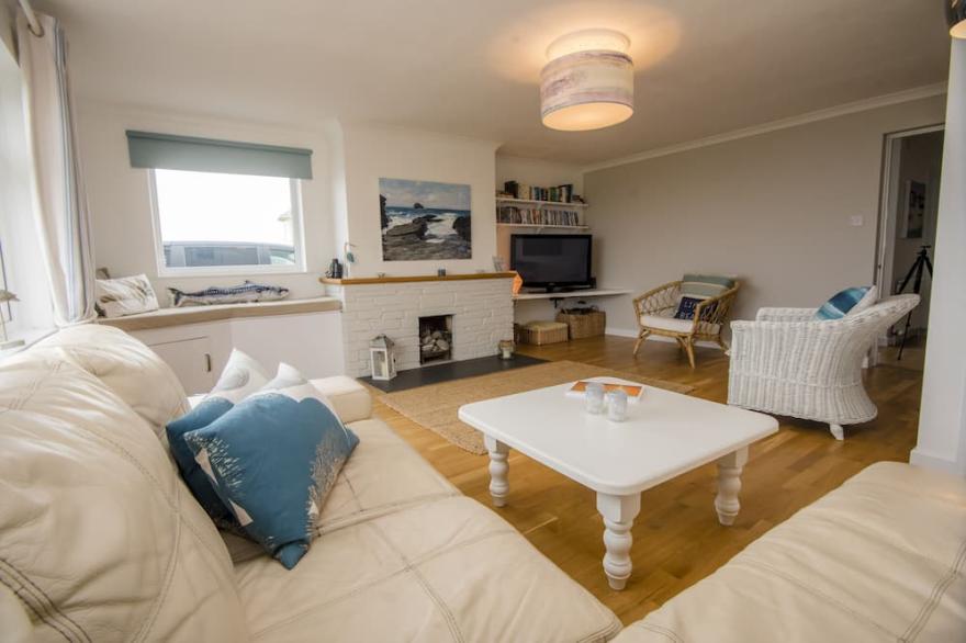 Sea View - 4 Bedroom House, 25 Meters From The beach. 5* reviews Great Location!