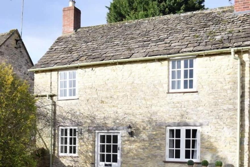 Lovely dog-friendly 2-bed cottage in Cotswold village with pub