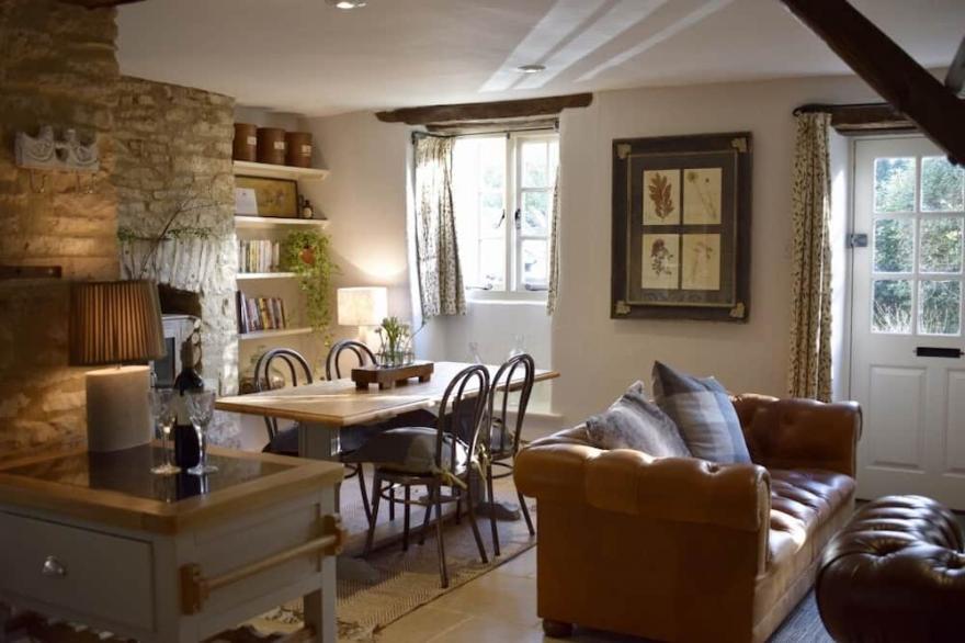 Lovely dog-friendly 2-bed cottage in Cotswold village with pub