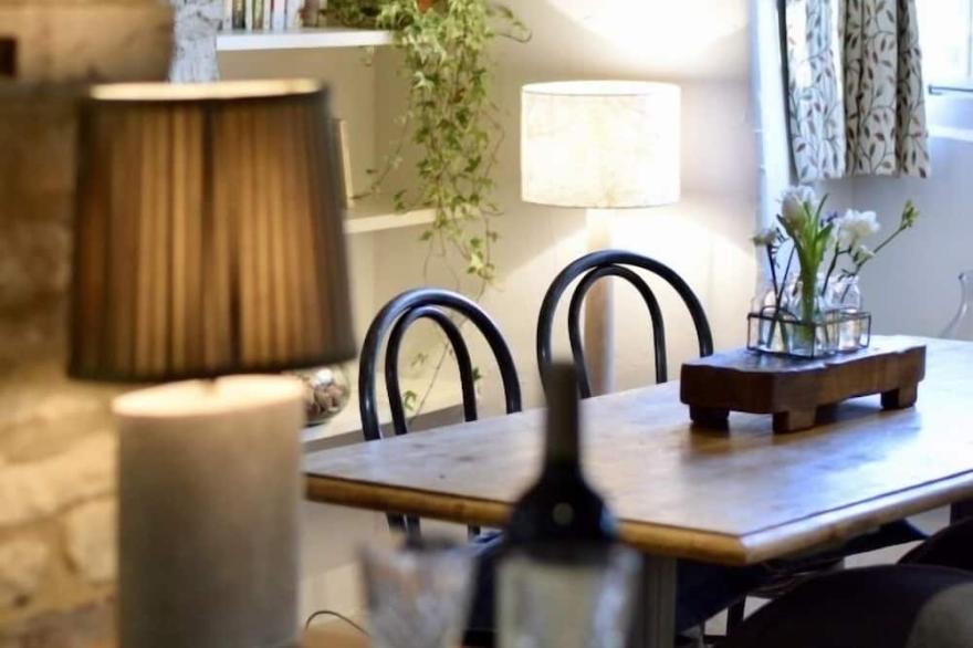 Lovely dog-friendly 2-bed cottage in Cotswold village with pub