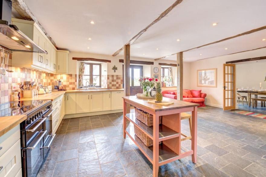 Stepps Farm - Five Bedroom House, Sleeps 12
