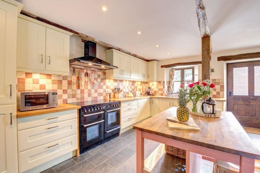 Stepps Farm - Five Bedroom House, Sleeps 12