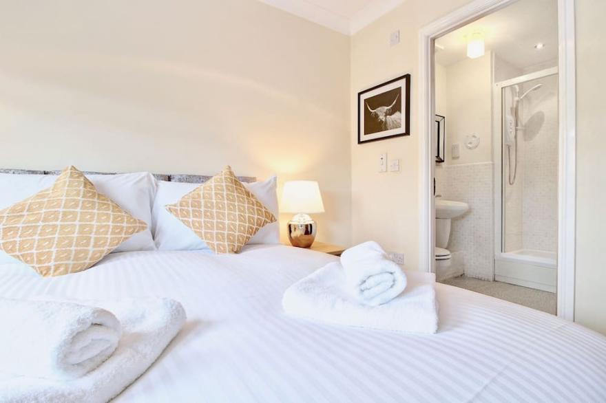 Situated in Glasgow's desirable south side this two bedroom apartment managed by Pillow Partners ...