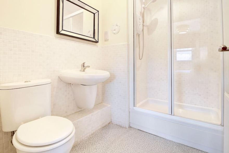Situated in Glasgow's desirable south side this two bedroom apartment managed by Pillow Partners ...
