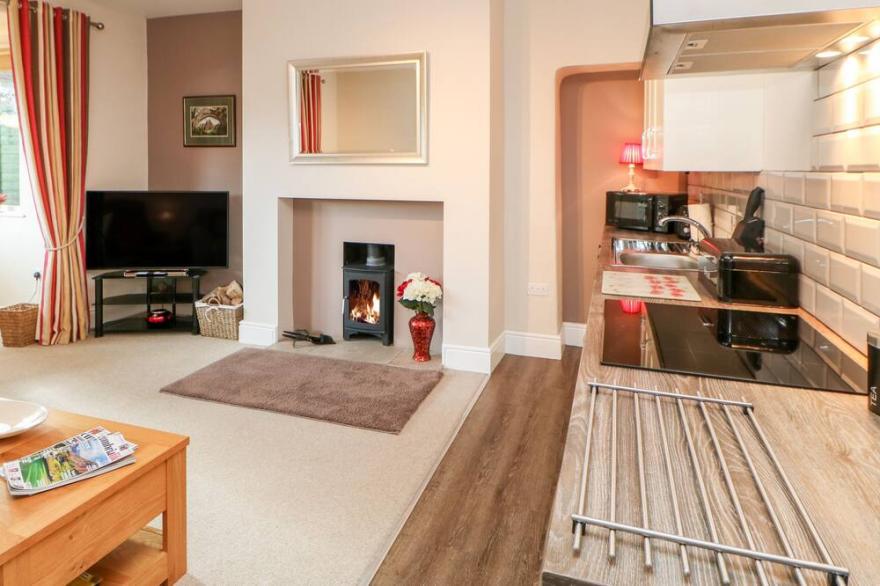 BERRYMOOR COTTAGE, pet friendly, with hot tub in Corby Hill
