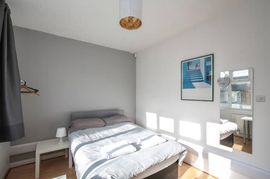 Spacious apartment sleeps 11 guests 15mins to central London