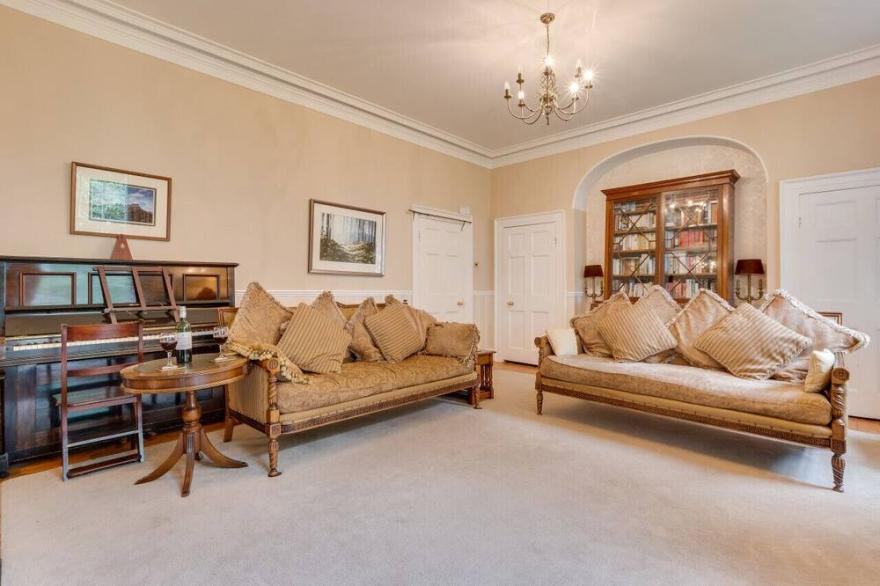 Glororum Farmhouse - Four Bedroom House, Sleeps 8