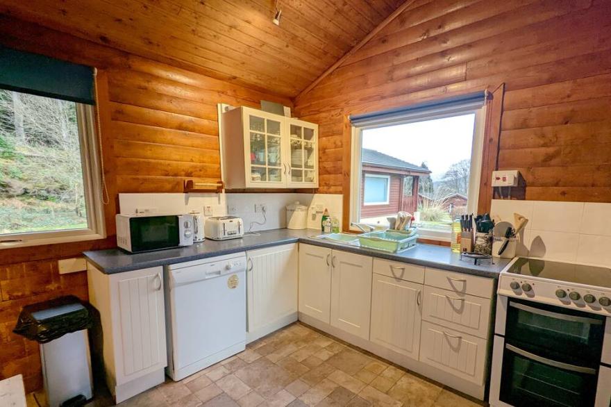 Refurbished Stylish, Comfy & Cosy traditional log cabin, dogs & families welcome