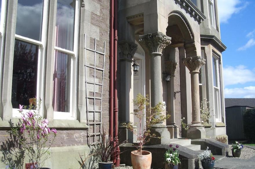 Elegant Victorian self catering flat (5 people) in Crieff, the heart of Scotland