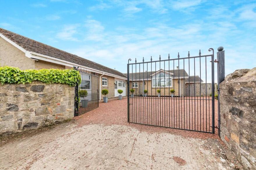 Dukesfield Cottage - Four Bedroom House, Sleeps 8