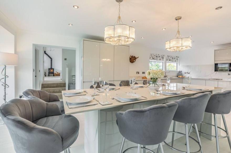Dukesfield Cottage - Four Bedroom House, Sleeps 8