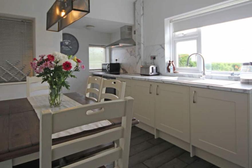 Crumstone - Three Bedroom House, Sleeps 6