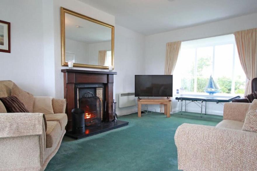 Crumstone - Three Bedroom House, Sleeps 6