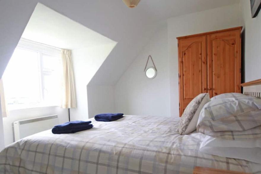 Crumstone - Three Bedroom House, Sleeps 6