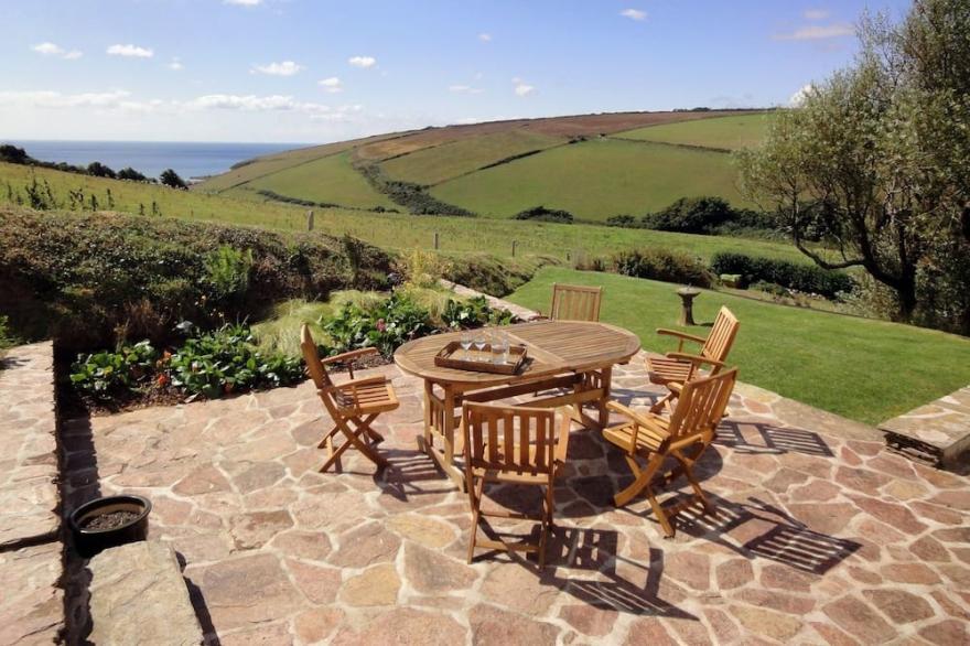 AYRMER PATH, pet friendly, luxury holiday cottage in Ringmore