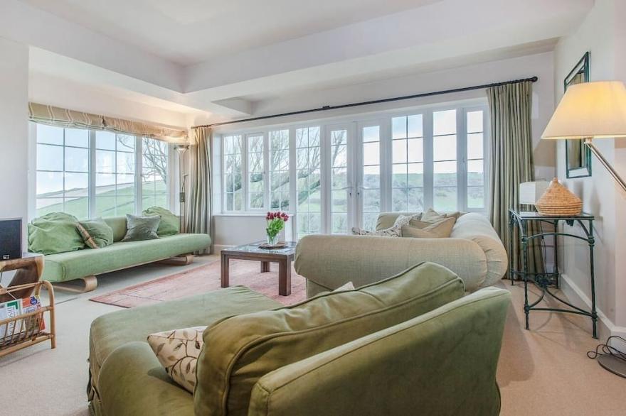 AYRMER PATH, pet friendly, luxury holiday cottage in Ringmore