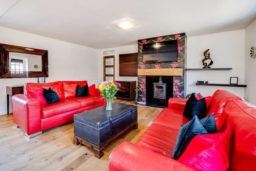 Barn Cottage - Four Bedroom House, Sleeps 8