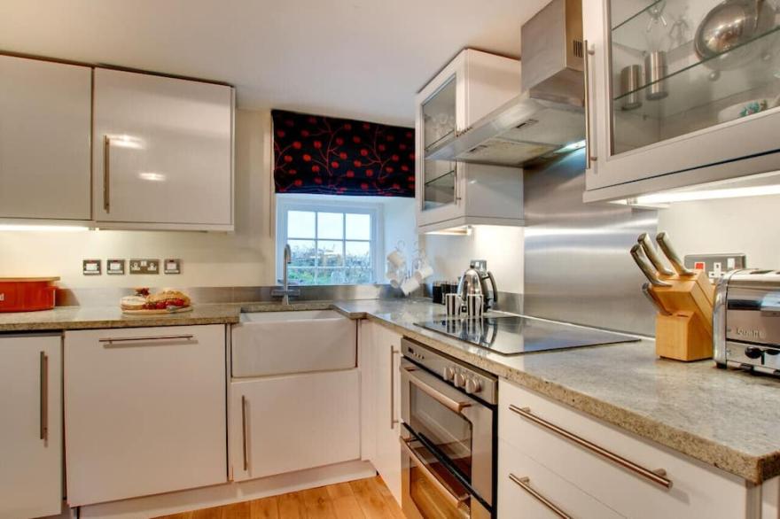 Aidan Cottage - Two Bedroom House, Sleeps 4