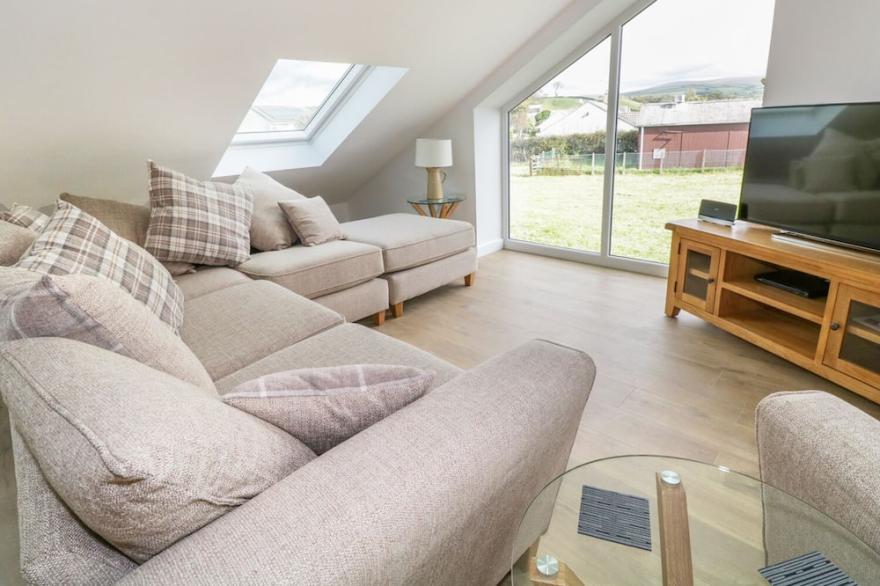 CONEY GARTH RETREAT, family friendly, with hot tub in Beckermet