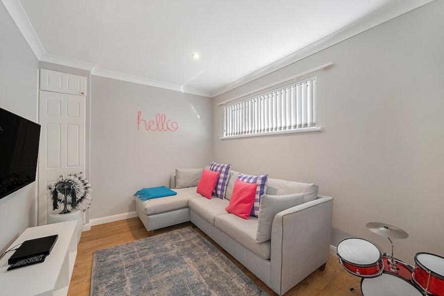 Detached 4 bedroom house with beautiful river views