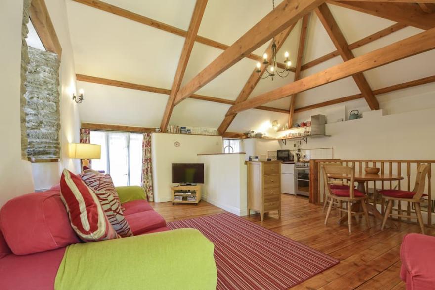 PARSONAGE FARM COTTAGE, family friendly in Newton Ferrers
