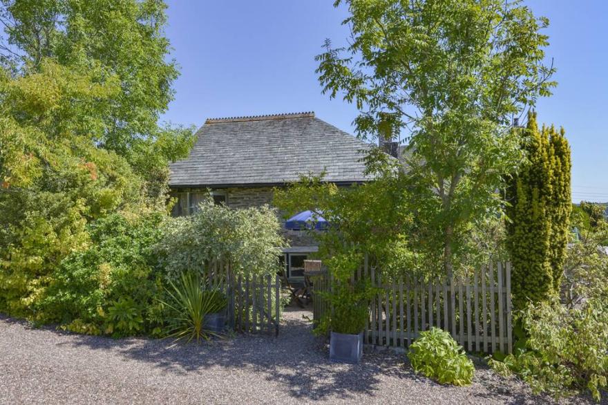 PARSONAGE FARM COTTAGE, family friendly in Newton Ferrers