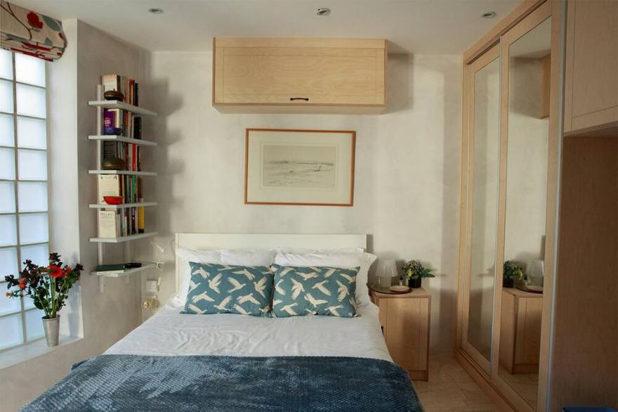 Lovely Private Room In Historic Hampstead. En Suite and covered Private Entrance