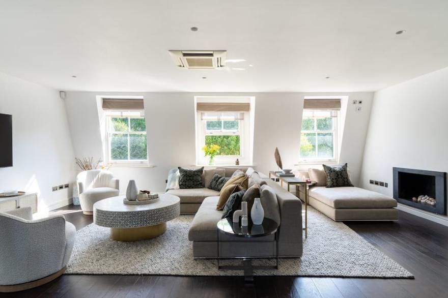 FABULOUS KNIGHTSBRIDGE PENTHOUSE