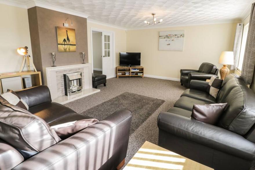 LOCKLEY, family friendly, country holiday cottage in Benllech
