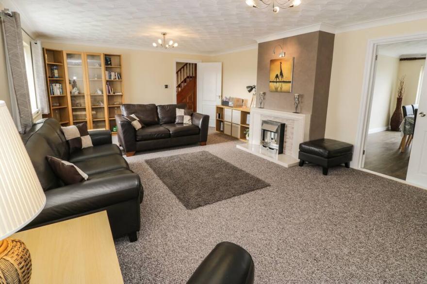 LOCKLEY, family friendly, country holiday cottage in Benllech