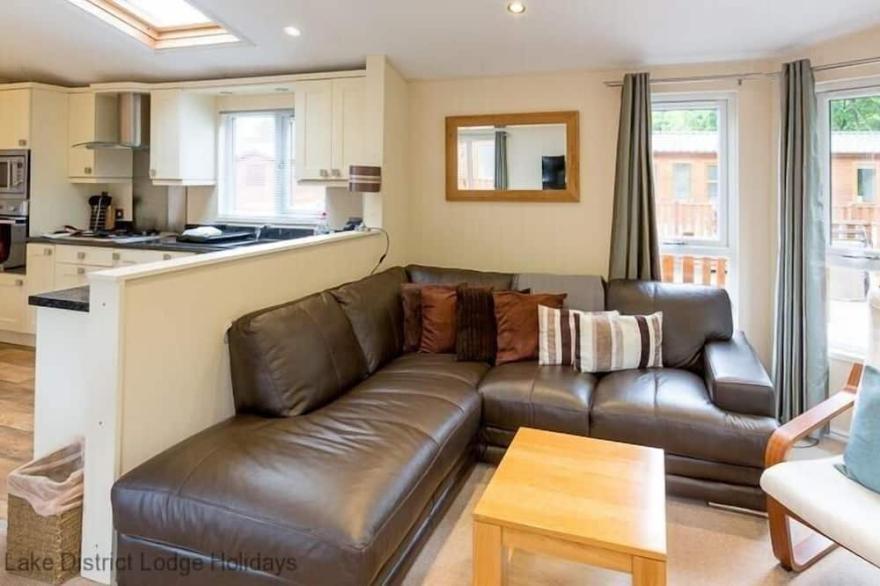 ROE DEER LODGE, pet friendly, with hot tub in Windermere