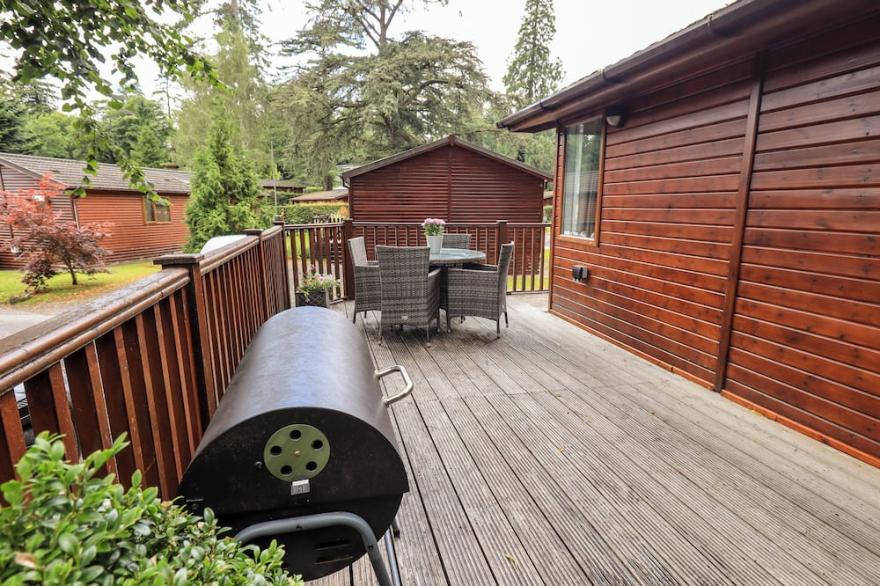 BUTTERMERE LODGE, pet friendly, with hot tub in Bowness-On-Windermere