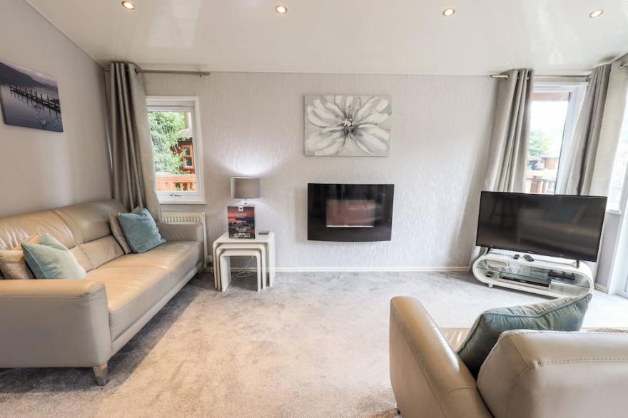 BUTTERMERE LODGE, pet friendly, with hot tub in Bowness-On-Windermere